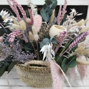 cesta flores preservadas y secas en rosa